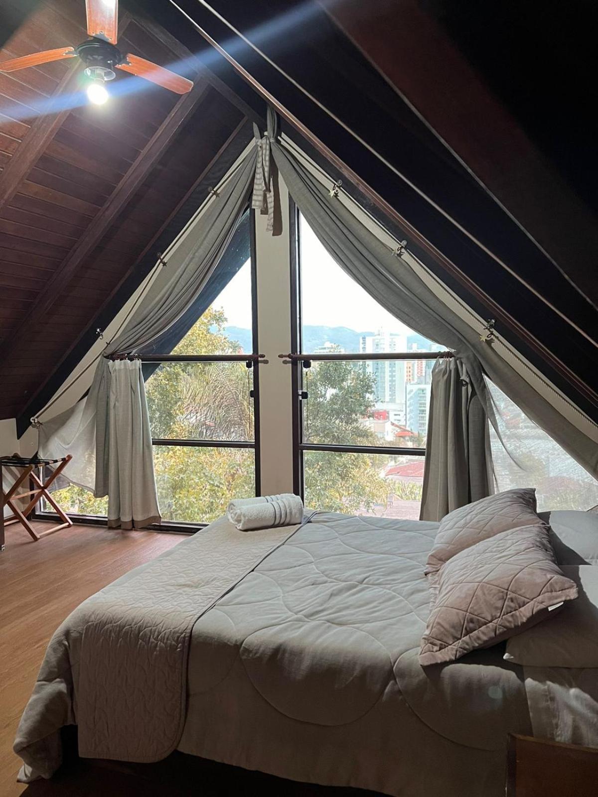 Pousada Casa Da Pedra ブルメナウ エクステリア 写真